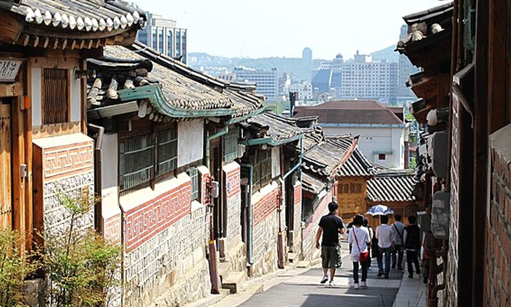 Insadong traditional street Seoul South Korea galleries tea houses restaurants near Gyeongbokgung Palace