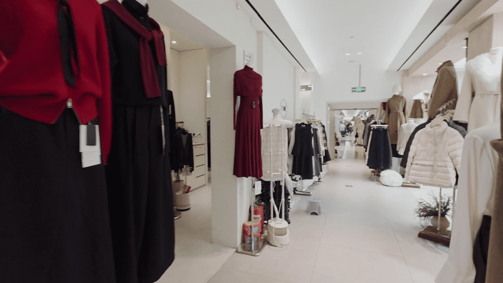 Kimbo market Guangzhou vendor negotiating replica fashion wholesale Korean buyers China