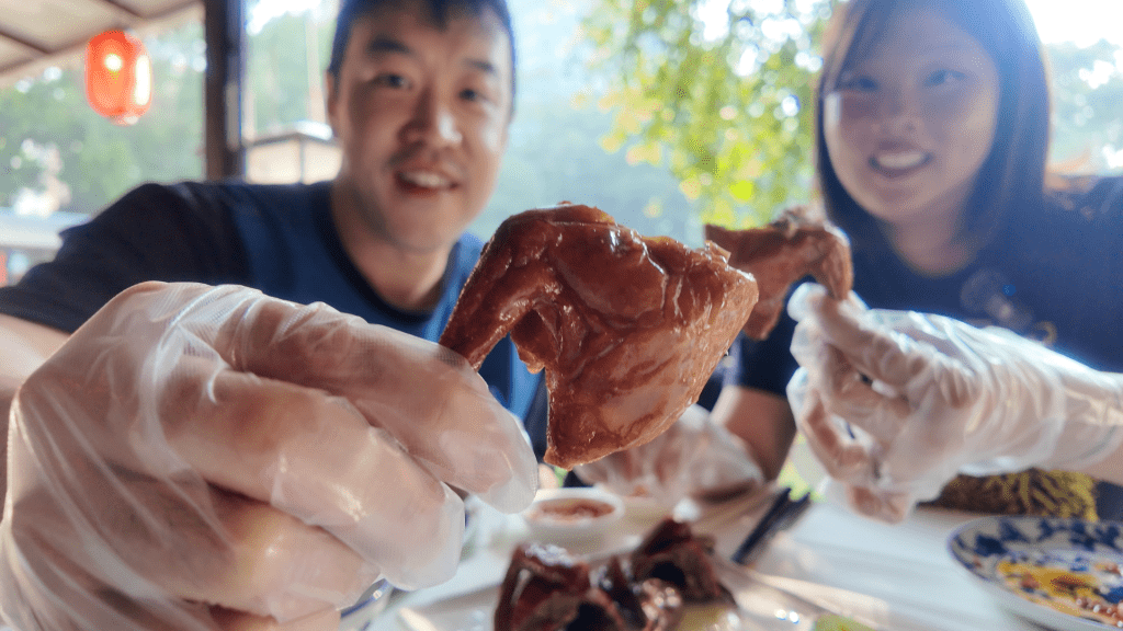 Roasted pigeon Guangzhou Cantonese dim sum dish Tangliyuan Liwan Lake restaurant China