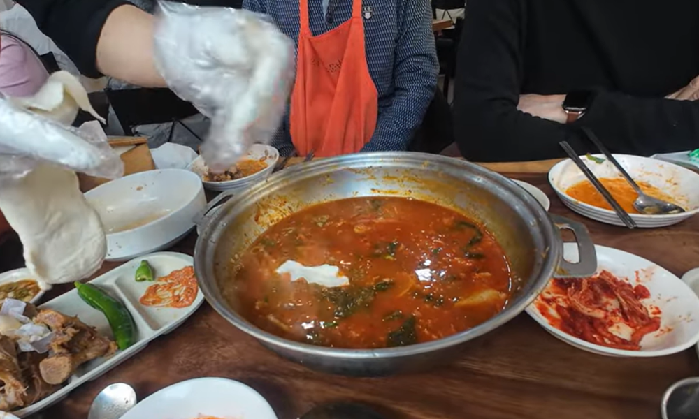 Somunnan Gamjatang pork bone soup gamjatang Seoul Seongsu sujebi hand pulled noodles bokkeum bap fried rice