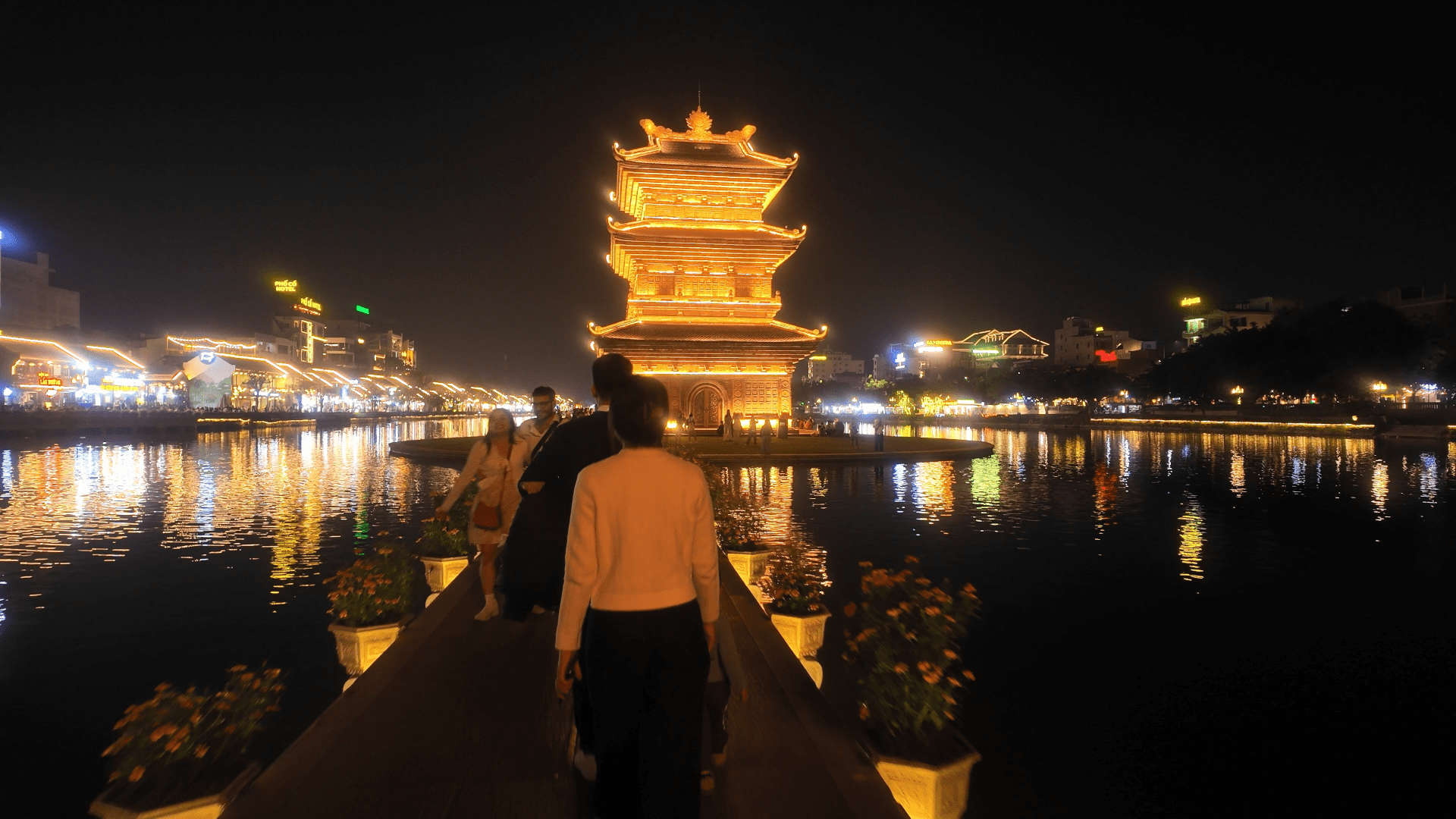 Ninh Binh walking street night lights lanterns Vietnam Pho di bo 2 days