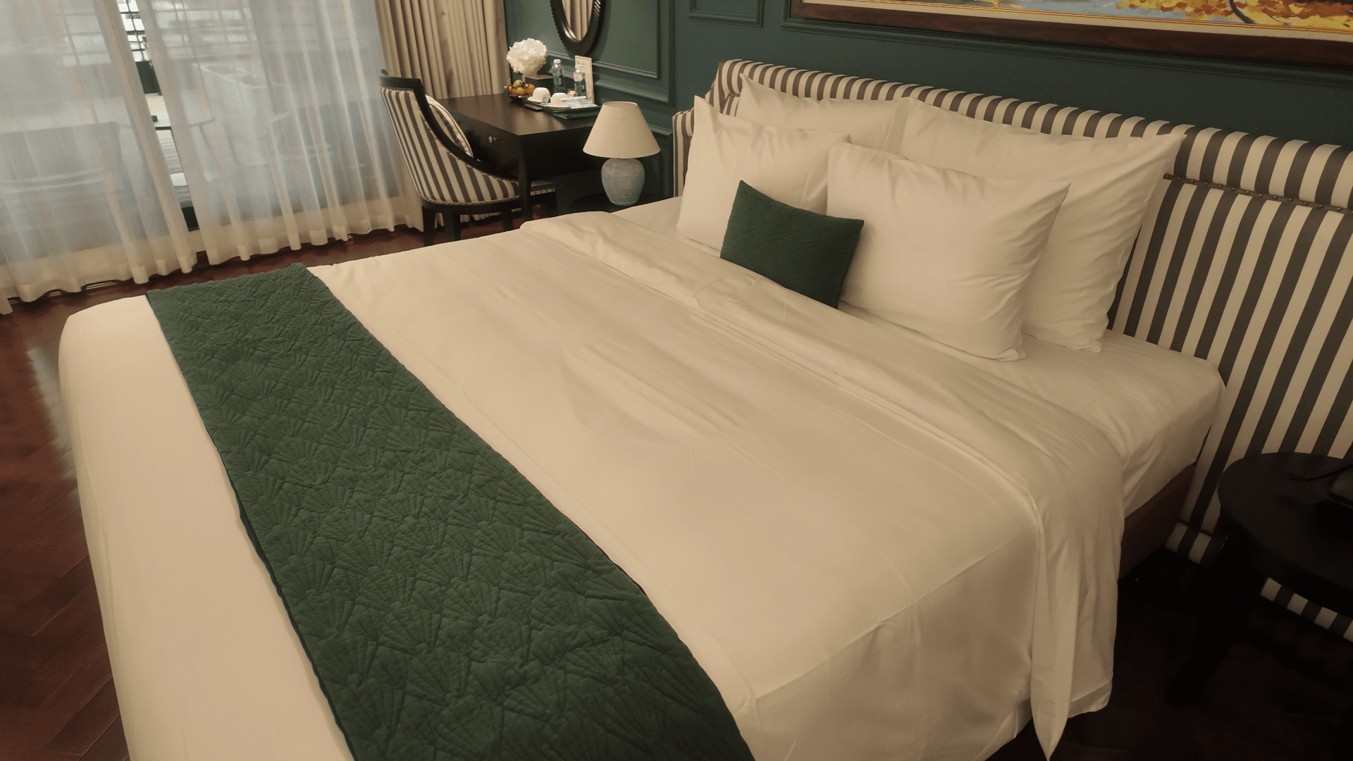 Diana cruise Executive Suite king size bed Lan Ha Bay Vietnam