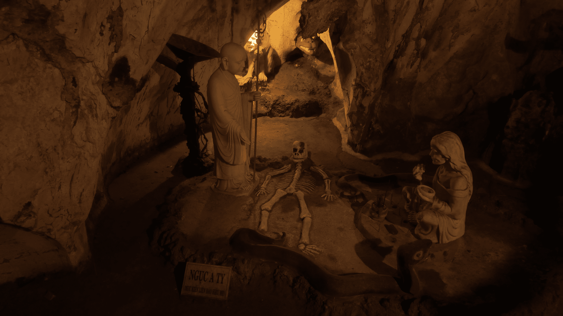 Marble Mountains Da Nang Am Phu Cave hell cave descent